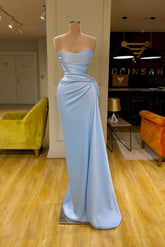 Unique – Langes Ballkleid in Hellblau mit weicher Plissee-Optik und Herzausschnitt